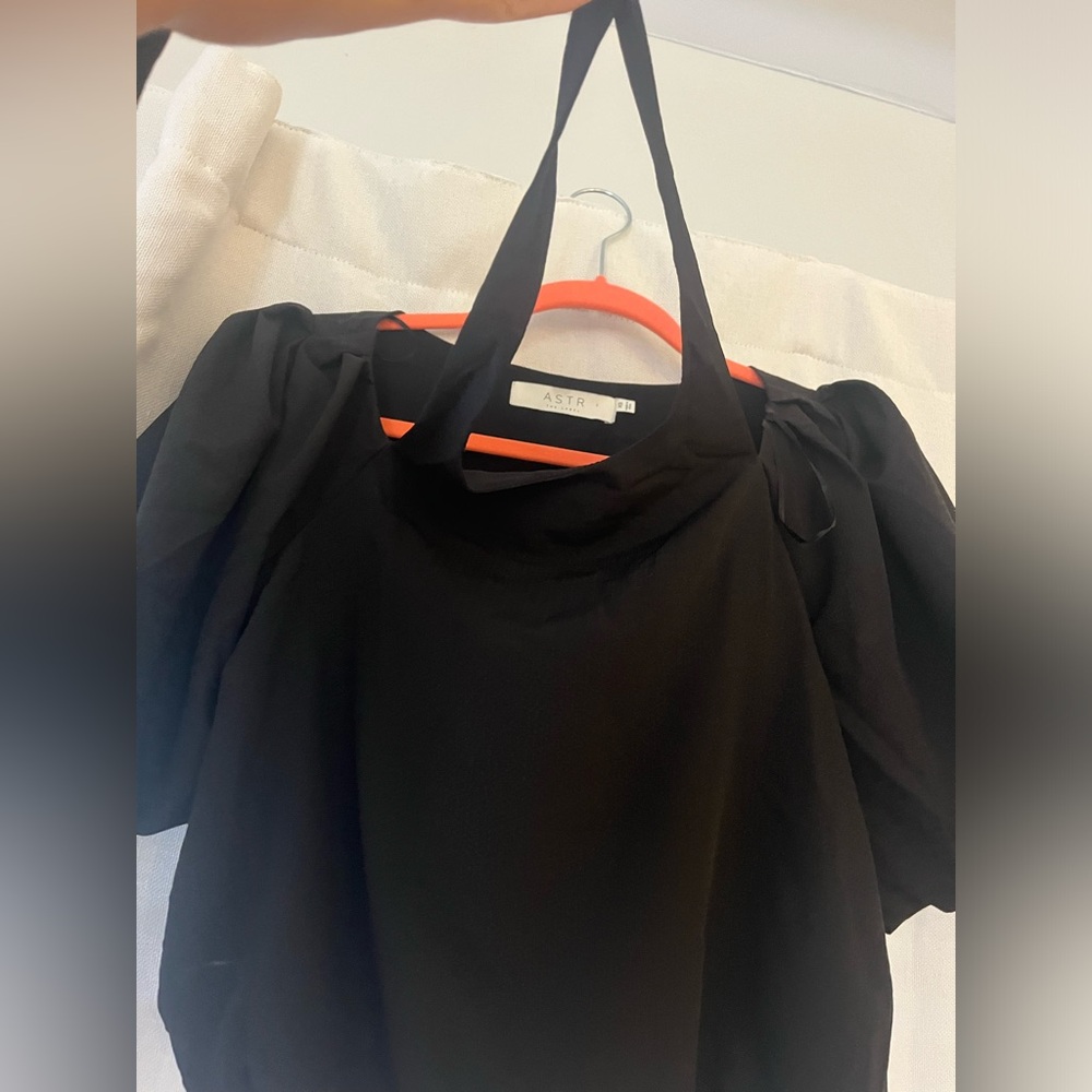 Neck tie, puff sleeve ASTR top